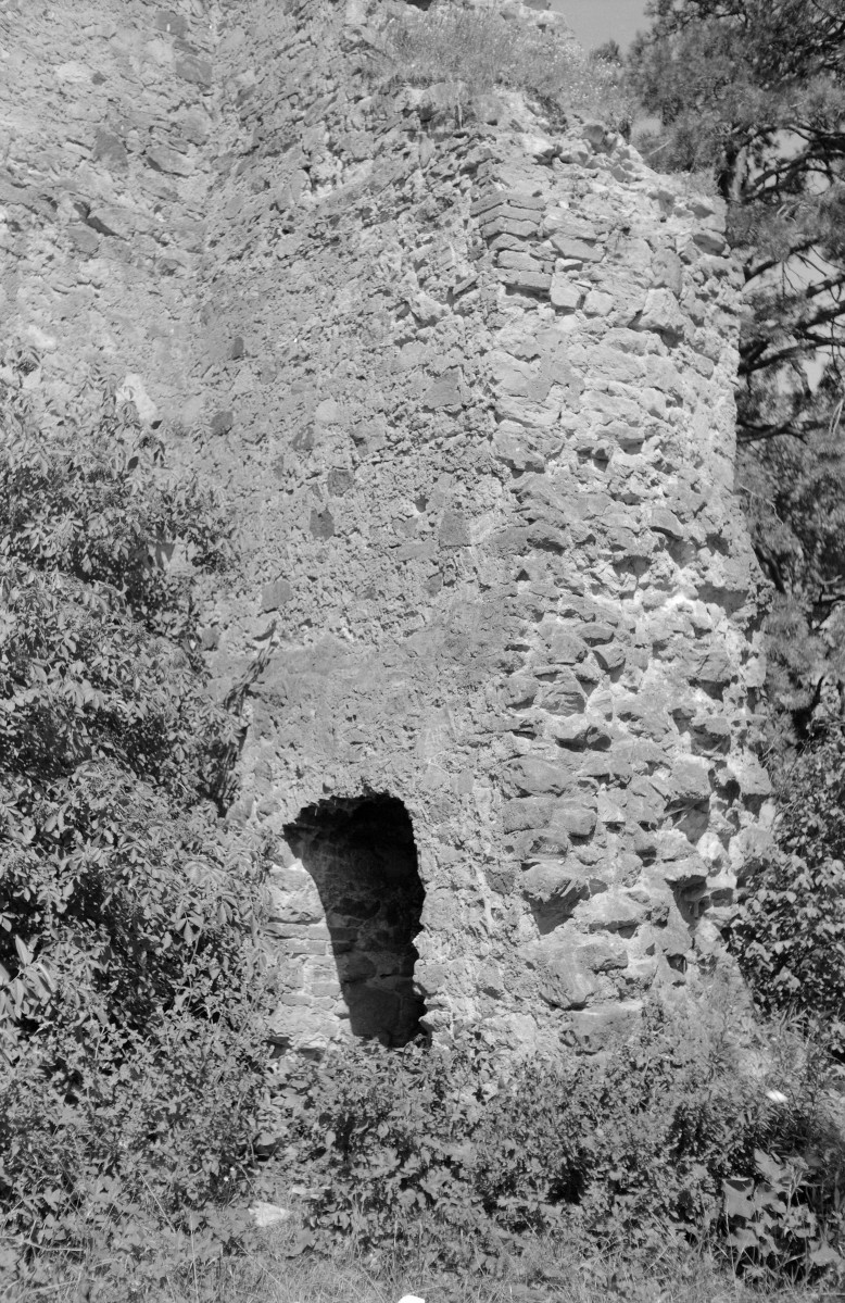 Ruiny zamku - fragment murów z przejściem, skan 1