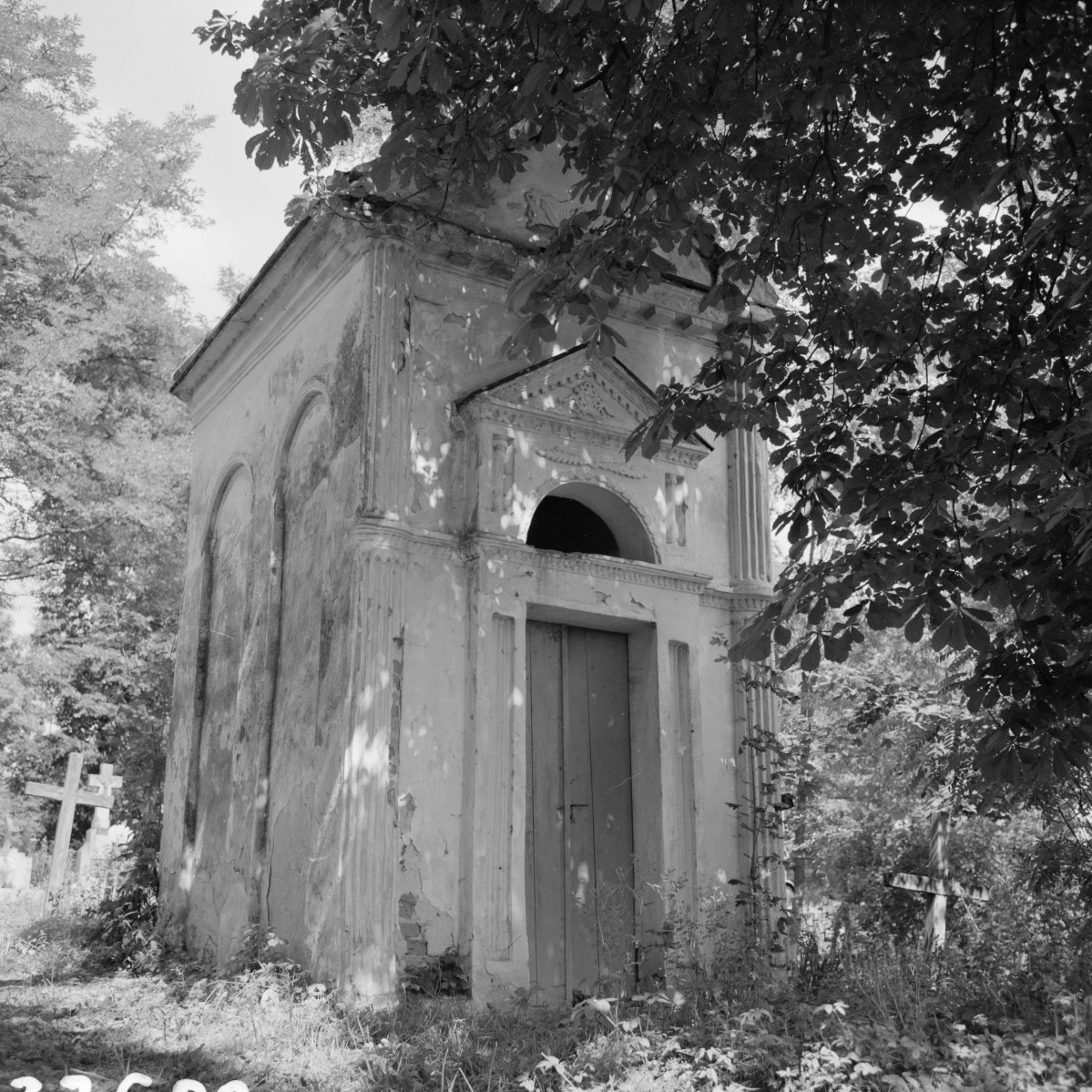 kaplica grobowa Krasickich i Weyssenwolfów - elewacja północno-wschodnia, skan 1