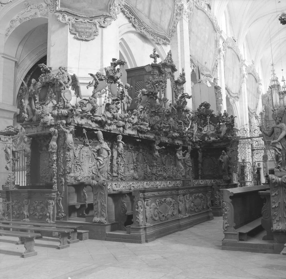 opactwo Cystersów - kościół pw. Wniebowzięcia Najświętszej Maryii Panny i św. Jana Chrzciciela - wnętrze - prezbiterium - stalle - fragment, skan 1