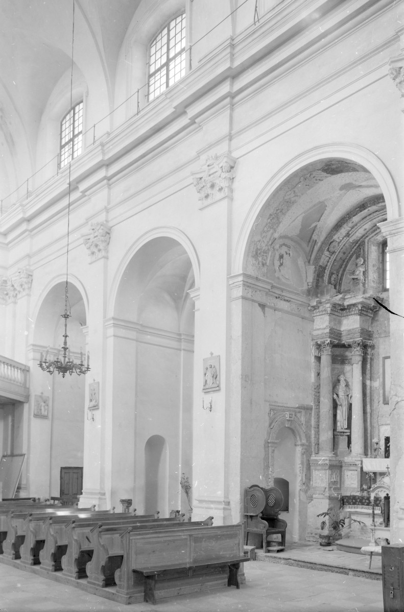 Kościół Niepokalanego Poczęcia Najświętszej Maryi Panny - wnętrze: ściana nawy głównej i ołtarz boczny, skan 1