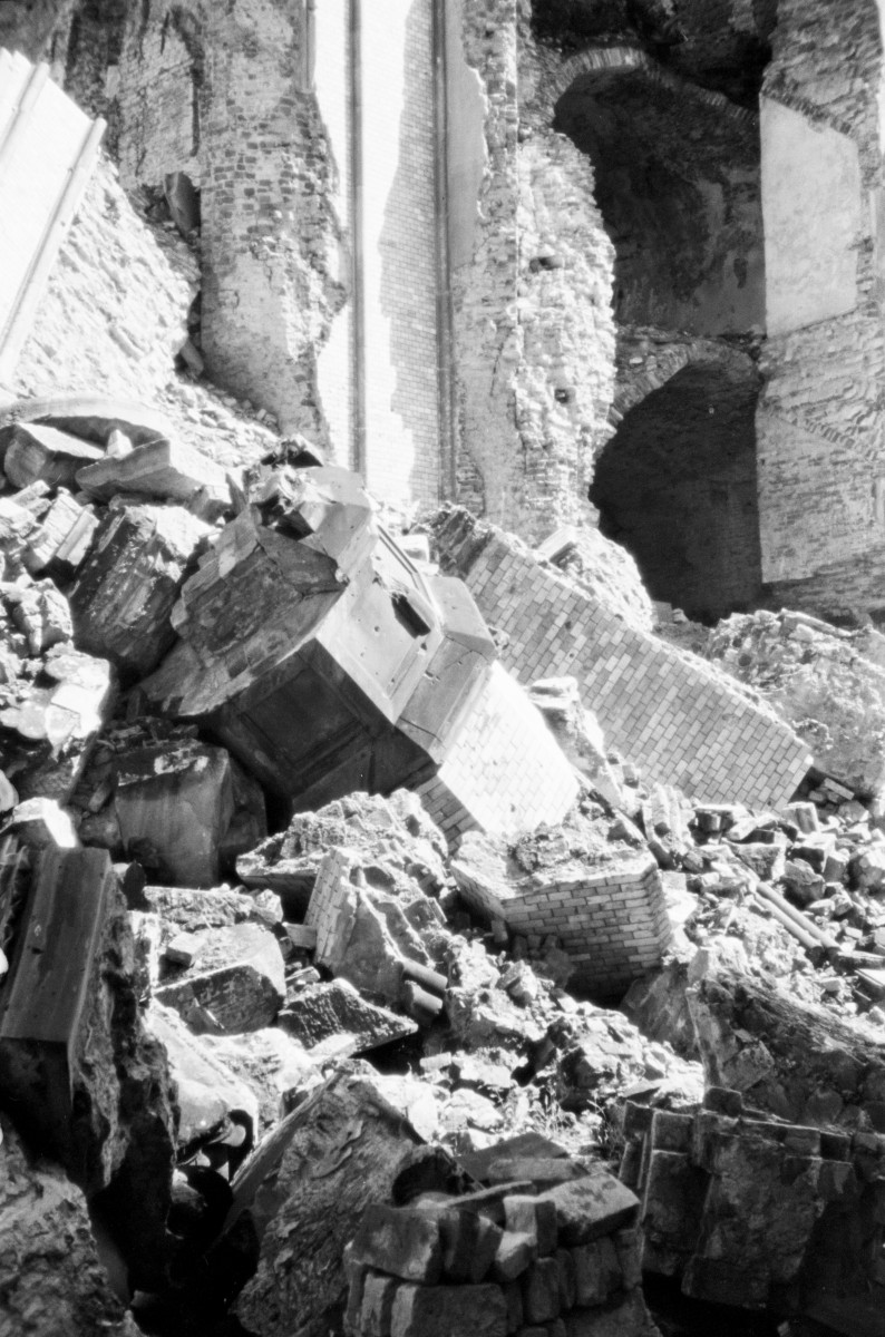 Katedra pw. św. Jana Chrzciciela. Gruzowisko. Widoczne filary., skan 1