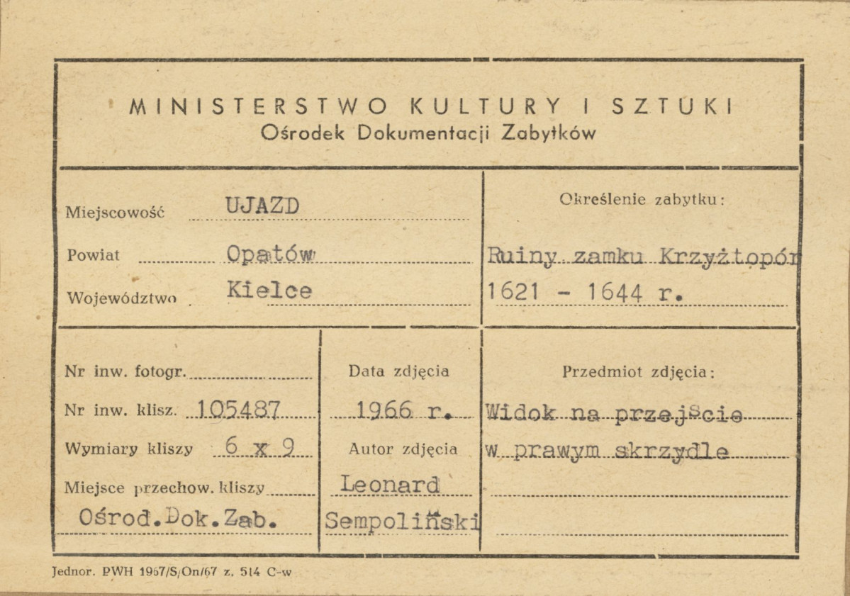 Ruiny zamku  Krzyżtopór  -  fragment, widok na przejście - metryczka, skan 1