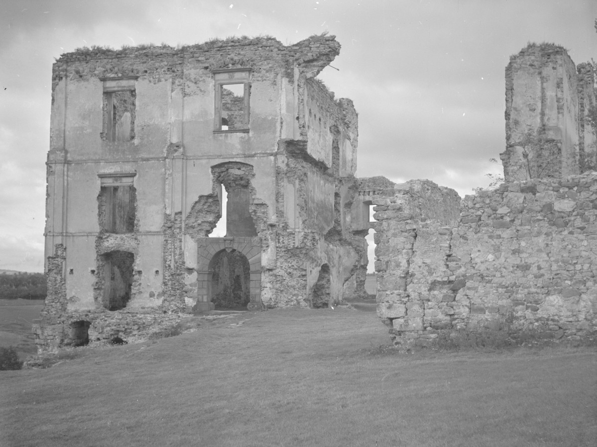 elewacja ruin zamku od str. płd.-wsch., skan 1