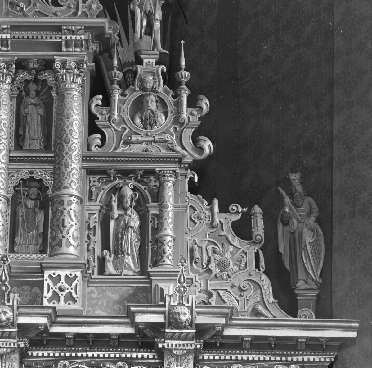 Kolegiata Bożego Ciała - ołtarz główny. Fragment prawej części zwieńczenia ołtarza., skan 1