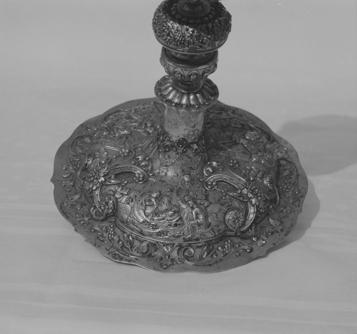 kościół pw. św. Jakuba Apostoła i św. Agnieszki, Dziewicy i Męczennicy - zbiory - kielich - fragment - stopa /M. Vogelhund/, skan 1