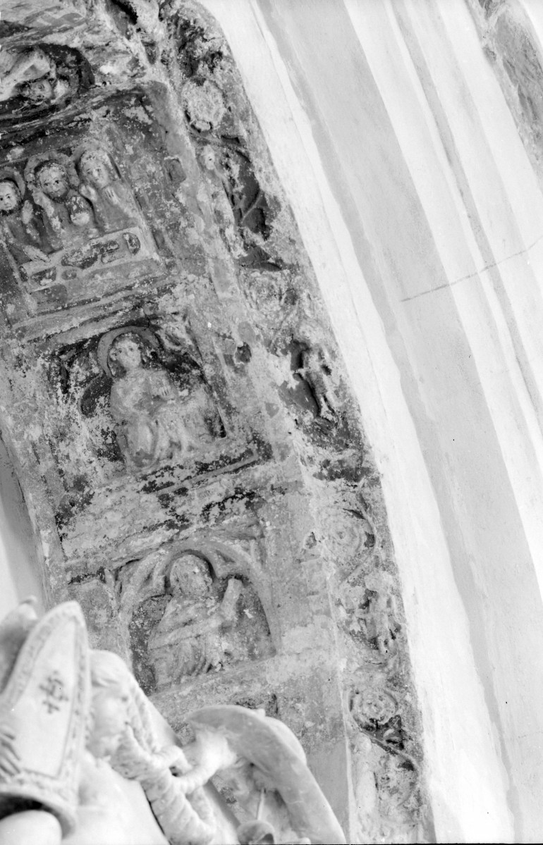 Katedra pw. Wniebowzięcia Najświętszej Marii Panny - wnętrze - kaplica M. Dzieżgowskiego. ściana południowa, portal - arkada, podniebienie (od strony zachodniej od ambitu), skan 1