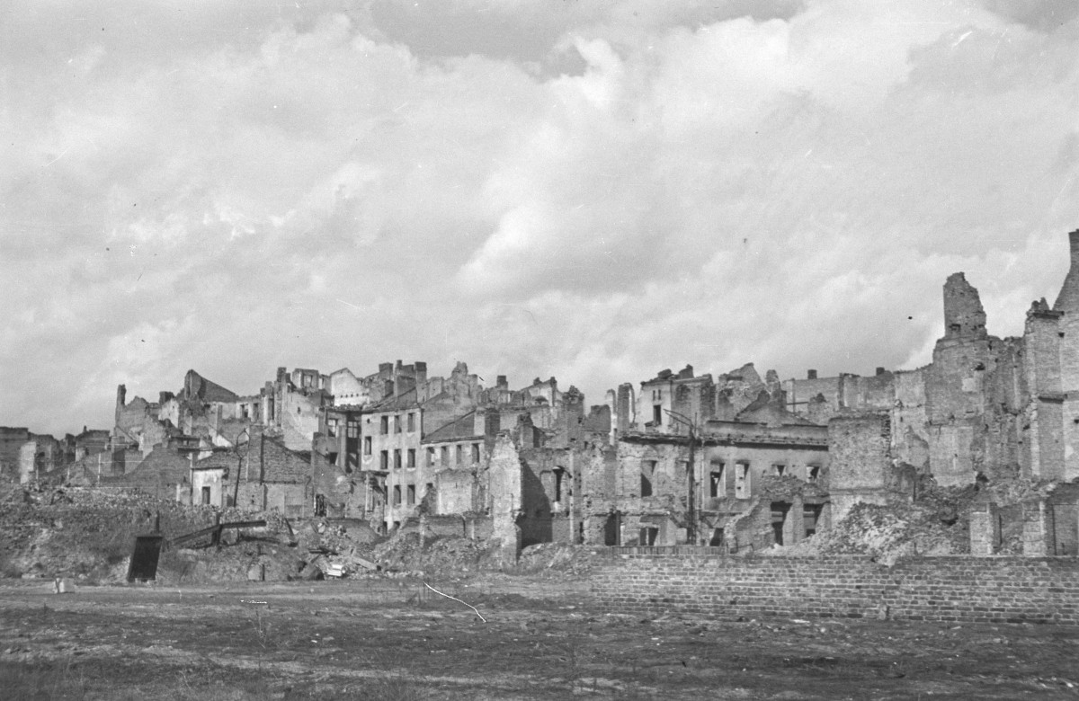 Zniszczona zabudowa. ruiny i zgliszcza. Widok od strony placu Krasińskich., skan 1