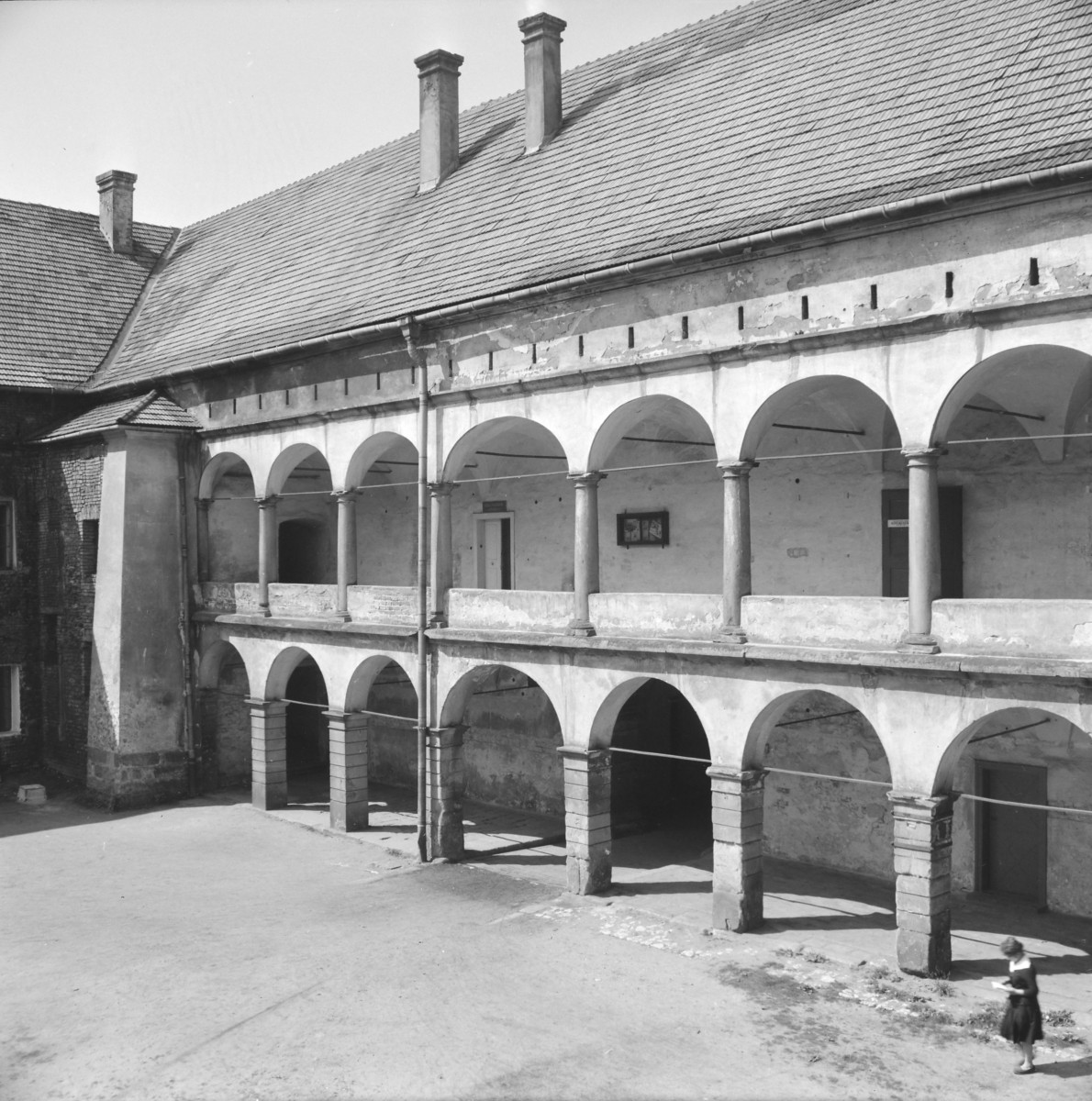 zamek królewski - dziedziniec arkadowy - krużganki - fragment, skan 1