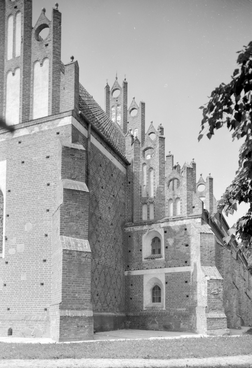 kościół św. Jana Chrzciciela - elewacja prezbiterium i nawy bocznej, skan 1