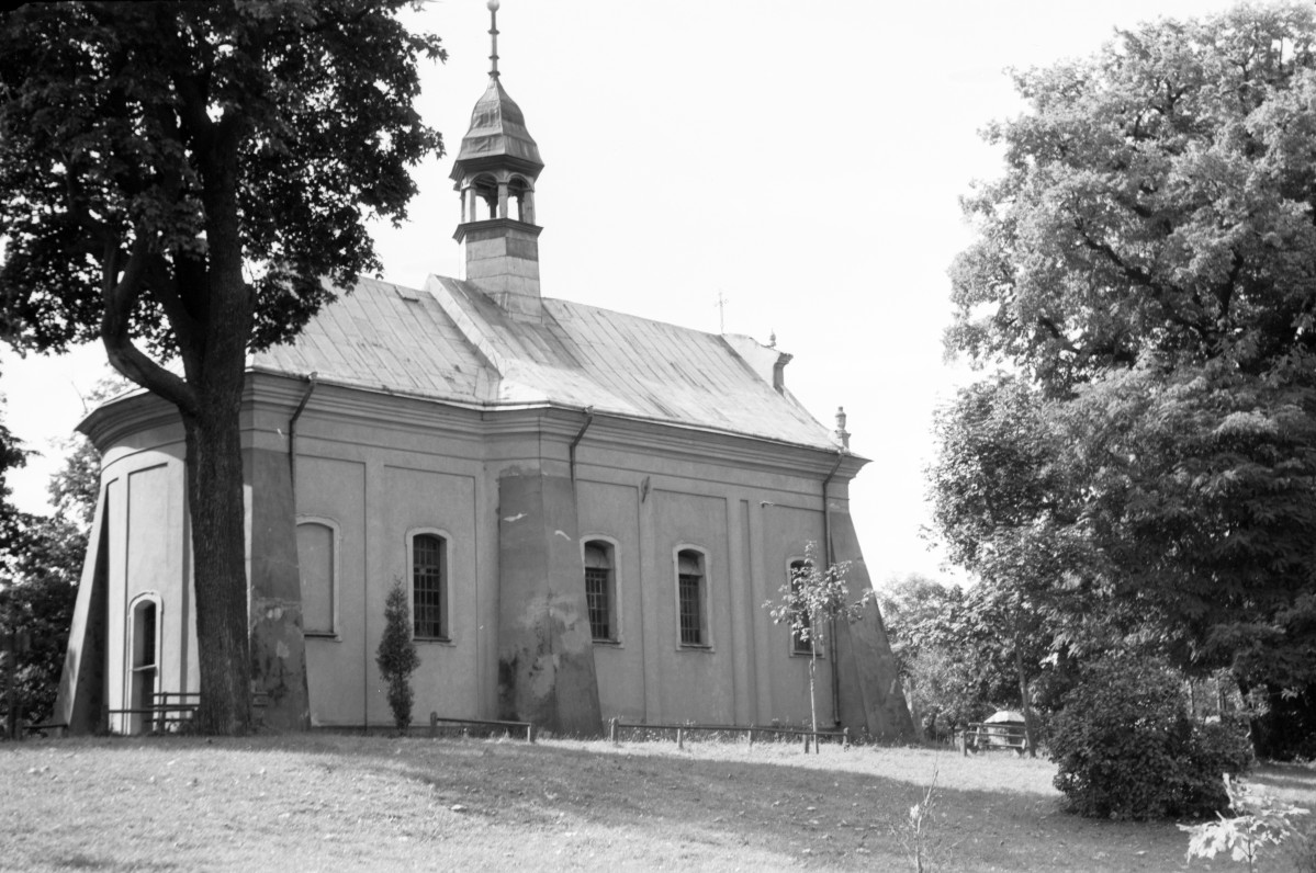 Barokowy kościół św. Ducha - elewacja boczna, skan 1