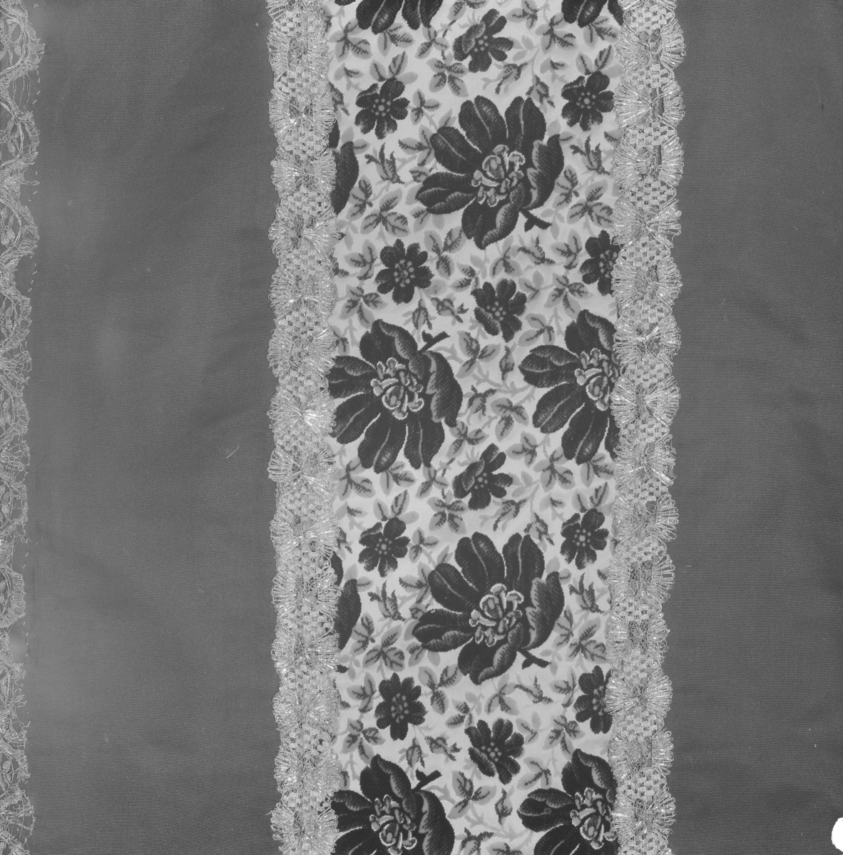 Skarbiec Katedralny - Ornat. Niemcy ok. XIX wieku. Fragment kolumny., skan 1