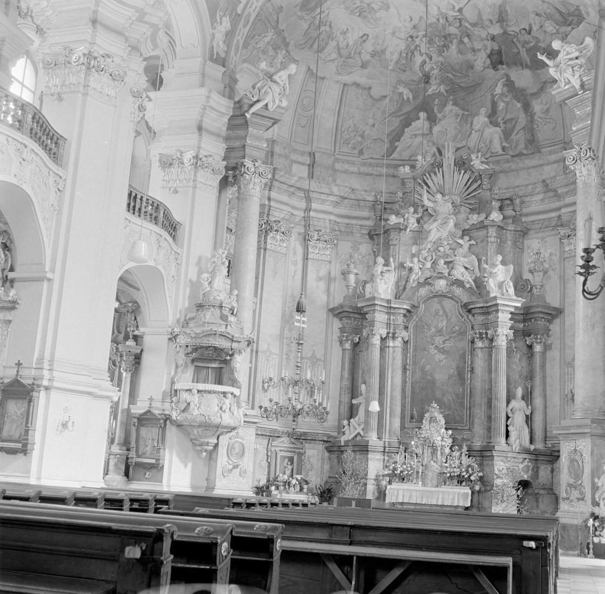 klasztor bożogrobowców - kościół pw. św. Świętych Apostołów Piotra i Pawła - wnętrze - ołtarz główny, skan 1
