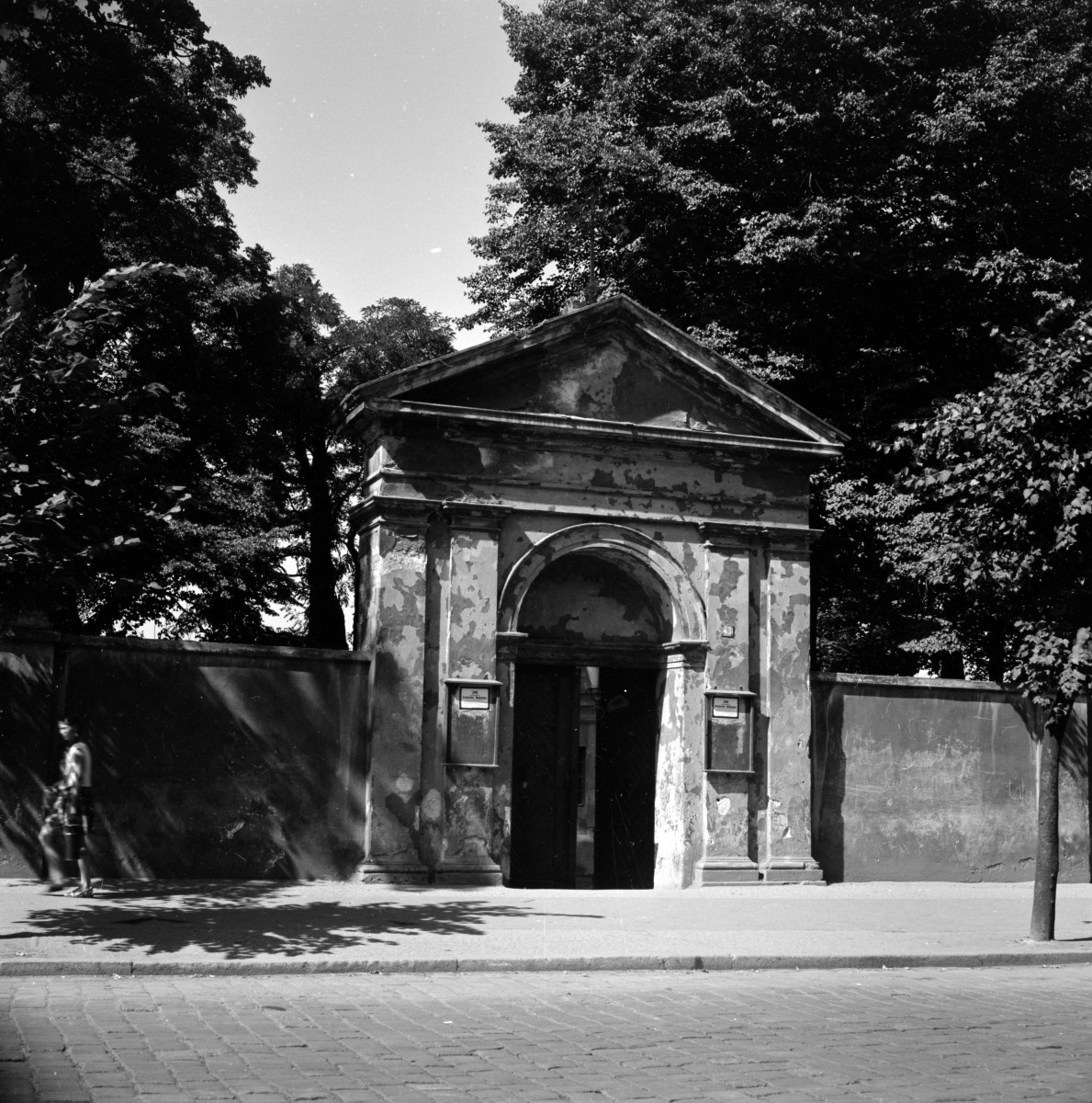 kościół św. Józefa i św. Piotra - ogrodzenie kościelne, brama, skan 1