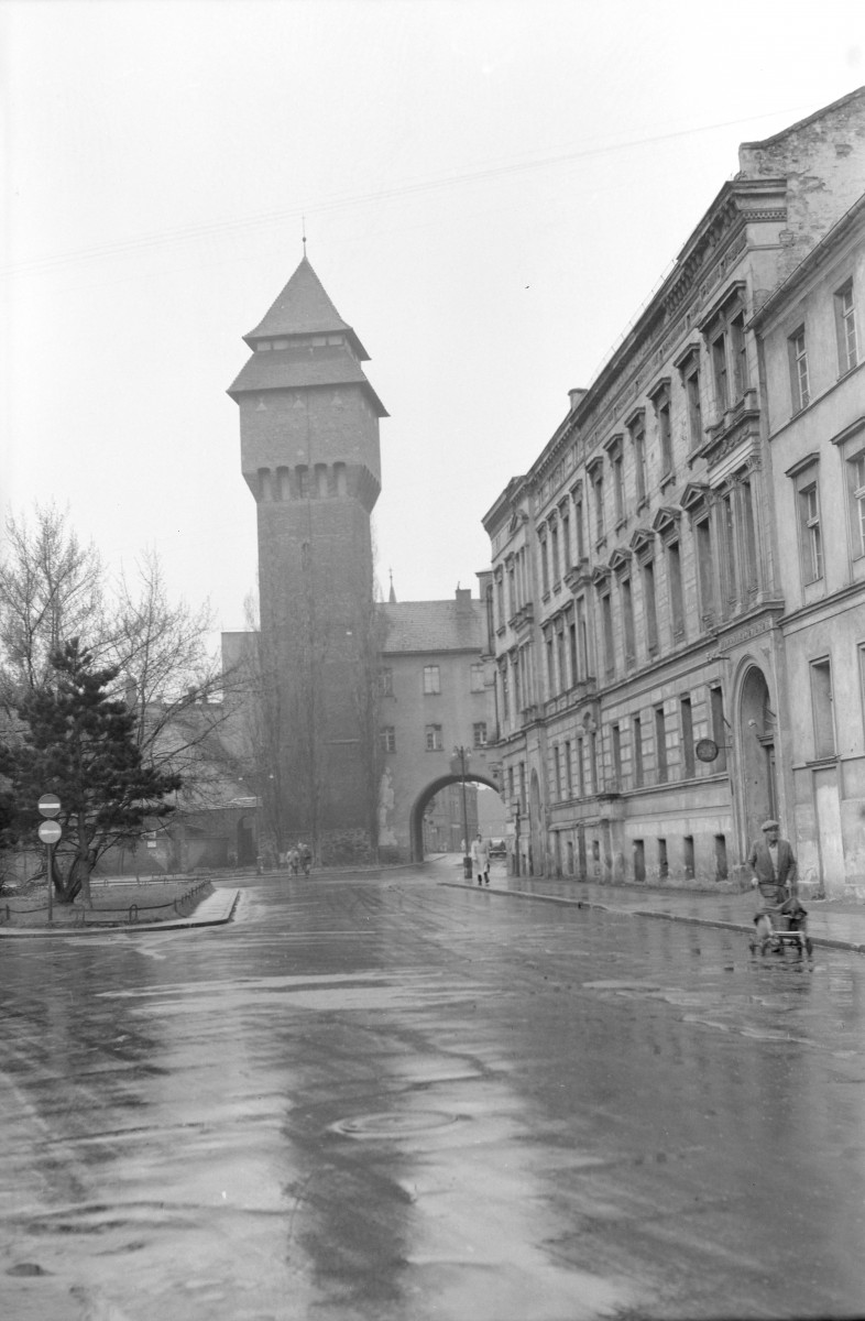 Wieża ciśnień, widok od placu Niepodległości oraz zabudowa miejska, skan 1