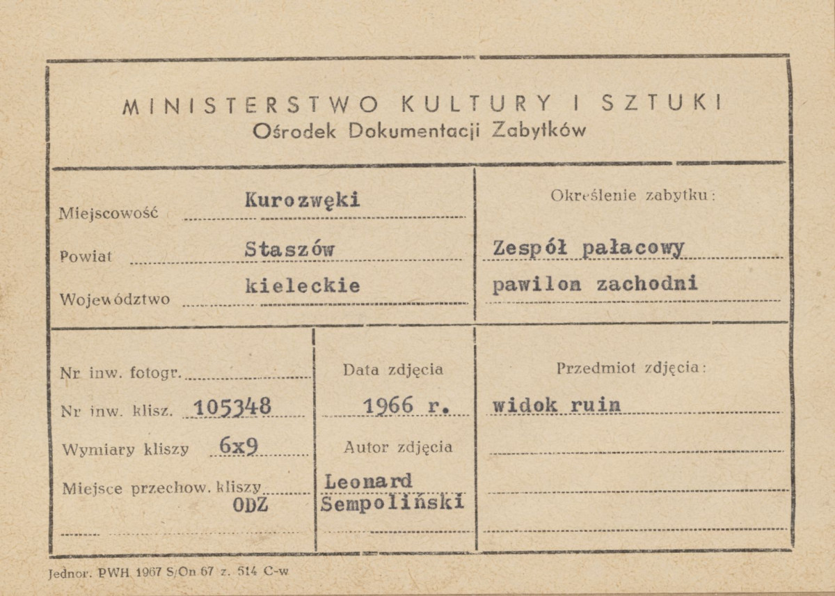 Zespół pałacowy - pawilon zachodni - widok ruin od strony zach.- metryczka, skan 1