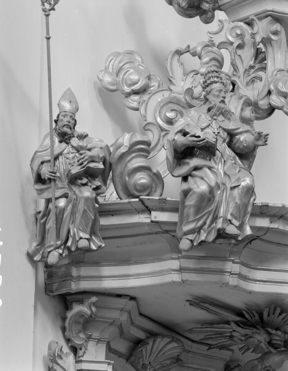 Kościół pw. NMP i św. Mikołaja - wnętrze: ambona, fragment baldachimu z grupąfigur: św. Augustyn i papież Grzegorz Wielki, skan 1