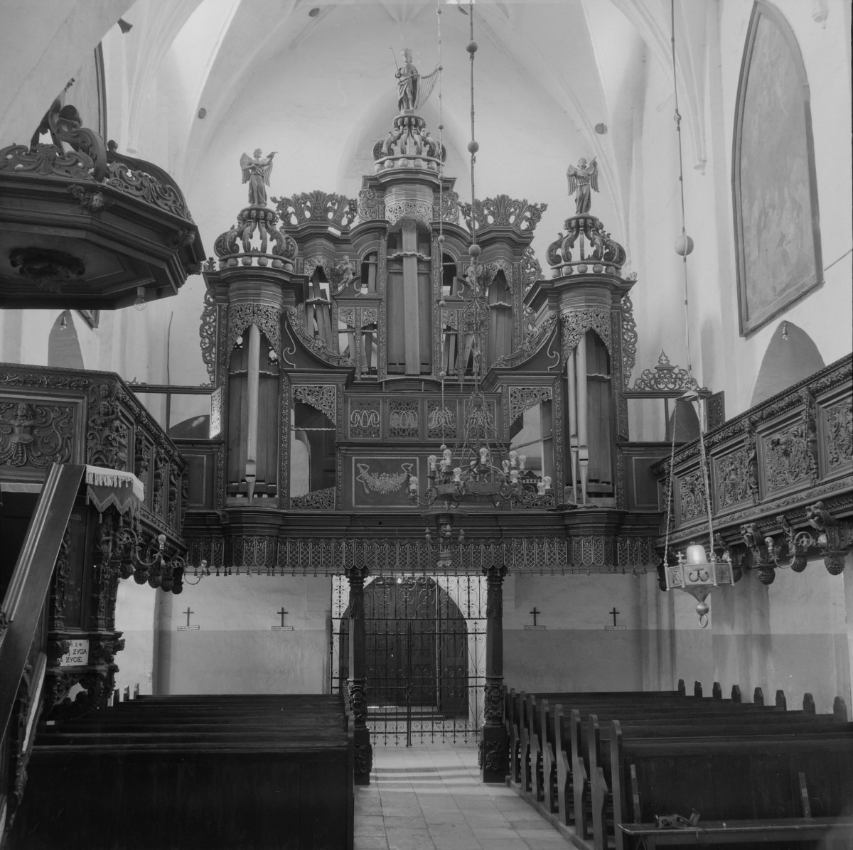 Kościół pw. Podwyższenia Krzyża Świętego - prospekt organowy z widocznymi zniszczeniami, skan 1