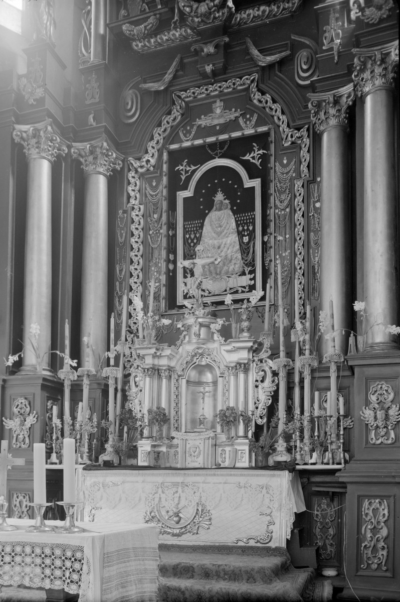 Kościół Trójcy Świętej i Narodzenia Najświętszej Maryi Panny - wnętrze: cząść ołtarza głównego, skan 1