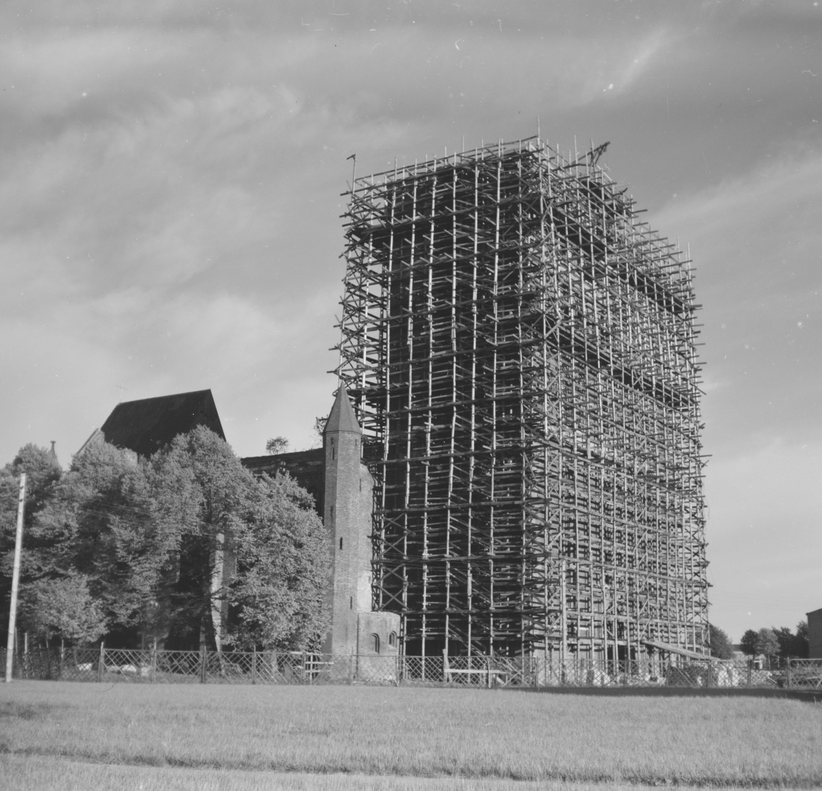 bazylika konkatedralna - odbudowa, rusztowania, skan 1