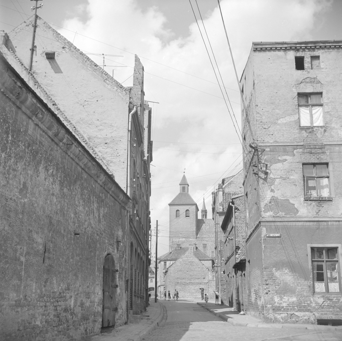 Kamienice - elewacje frontowe oraz fragment bazyliki św. Mikołaja, skan 1