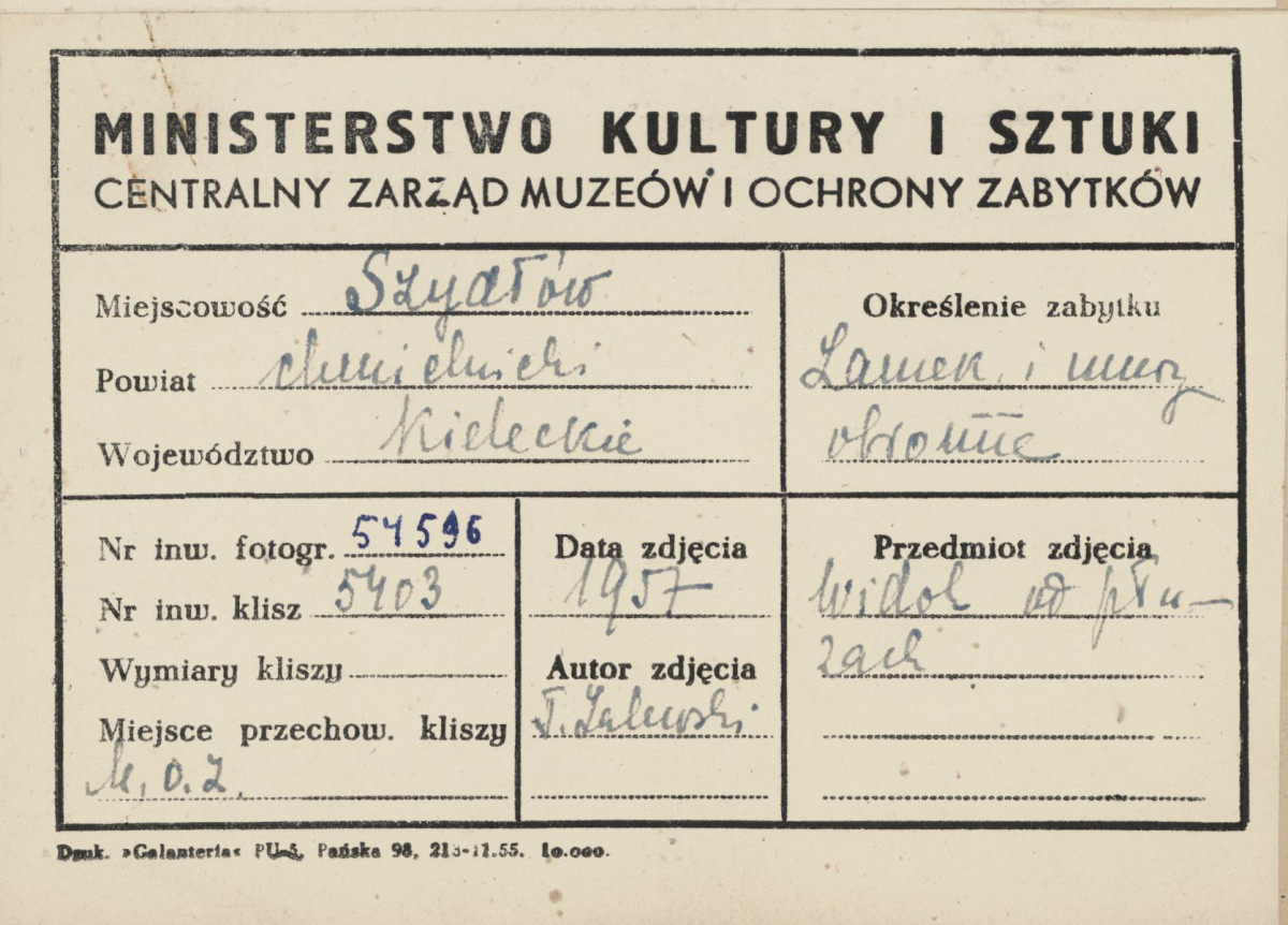 Zespół zamkowy - widok od strony płd. - zach. na mur obronny i Skarbczyk - metryczka, skan 1