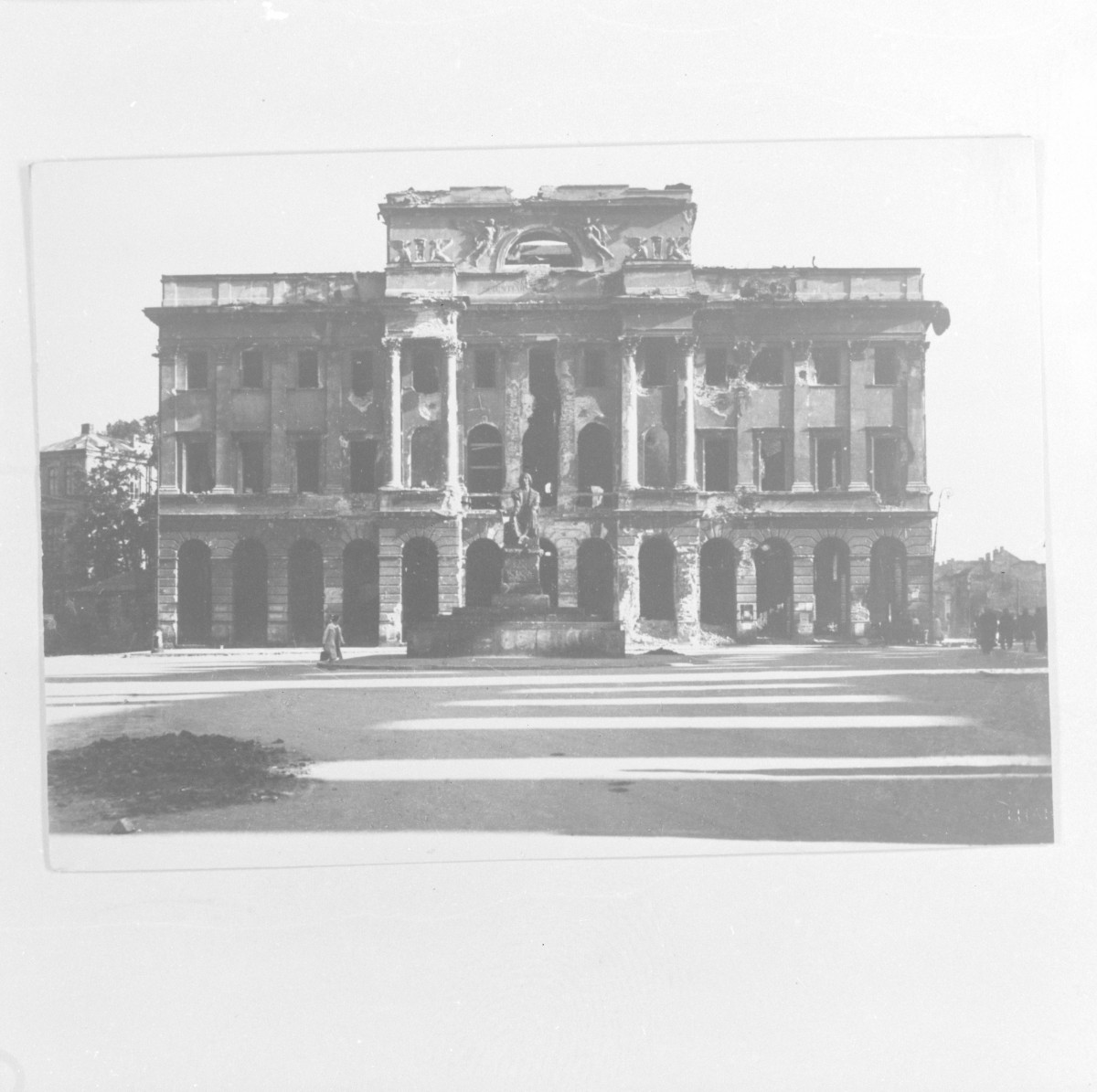 pałac Staszica ob. PAN - elewacja północna przed odbudową 1945 r, skan 1