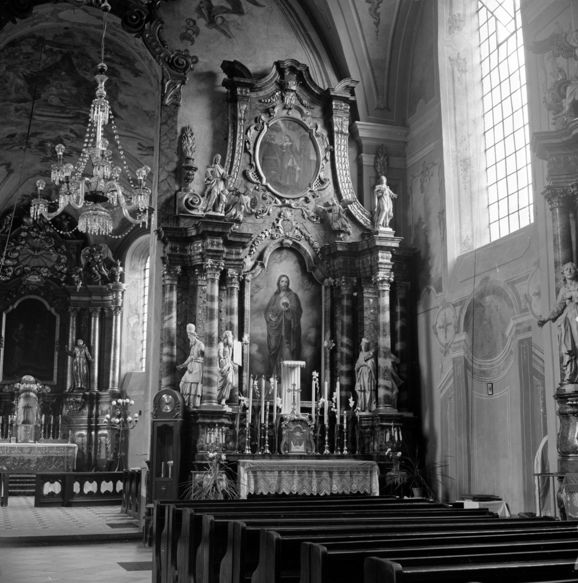 kościół klasztorny jezuitów pw. Nawiedzenia NMP - wnętrze, ołtarz boczny przy tęczy, skan 1