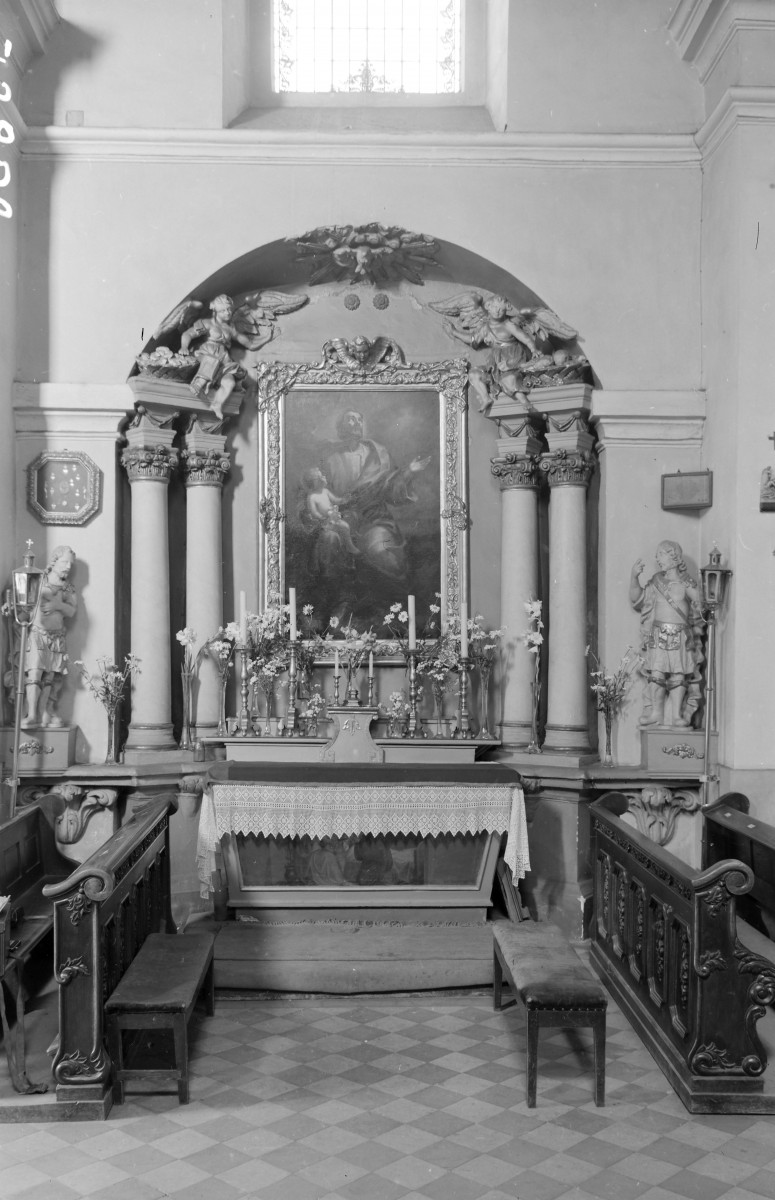 kościół parafialny pw. Świętej Trójcy - wnętrze, ściana pólnocna, ołtarz, skan 1