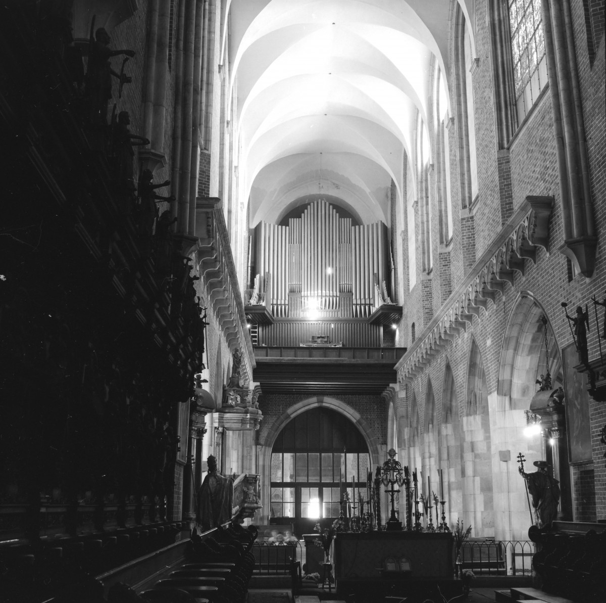 katedra pw. św. Jana Chrzciciela - wnętrze: widok ogólny na chór, skan 1