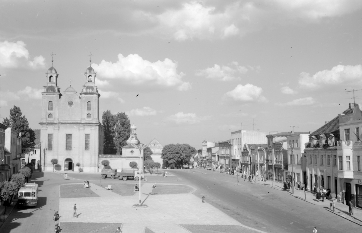 Rynek z zabudową miejską oraz kościołem W.N.M.P, skan 1