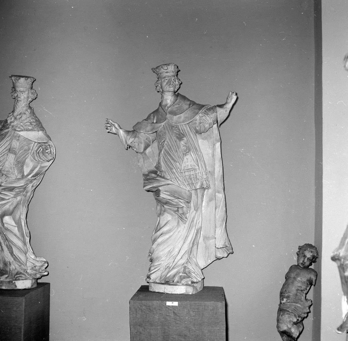 muzeum archidiecezjalne - rzeźba - figura świętego, skan 1