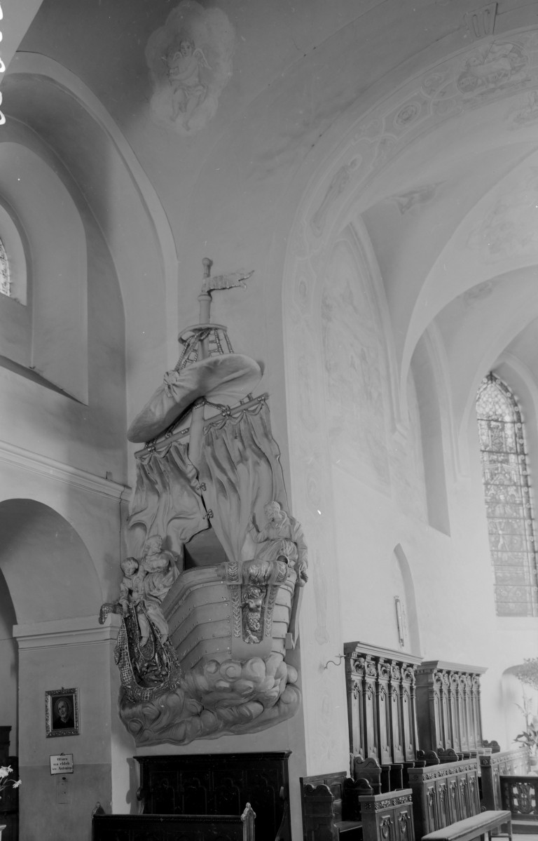 kościół parafialny pw. Świętej Trójcy - wnętrze, ściana pólnocna, ambona, stalle, skan 1