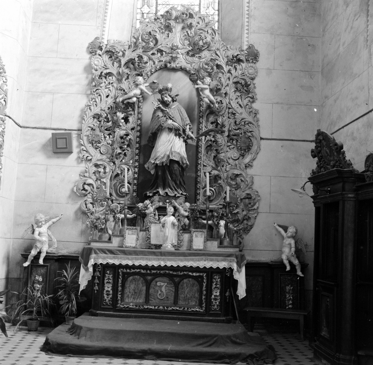 kościół pw. Oczyszczenia NMP - wnętrze, ołtarz boczny - rzeźba "Św. Jan Nepomucen", skan 1