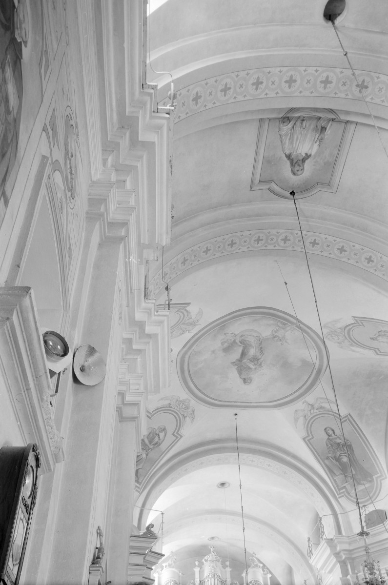 Kościół Niepokalanego Poczęcia Najświętszej Maryi Panny - wnętrze: sklepienie koszowe z polichromią., skan 1