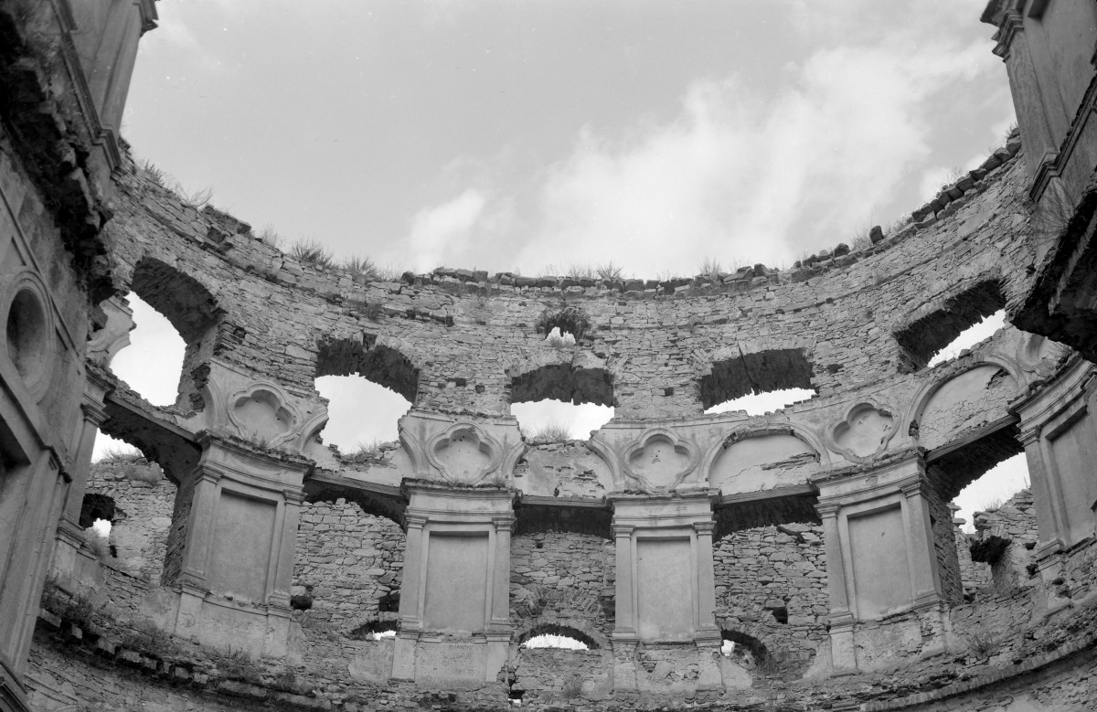 zamek Krzyżtopór - pałac Ossolińskiego - dziedziniec owalny - fragment górnej partii murów wewnętrznych, skan 1