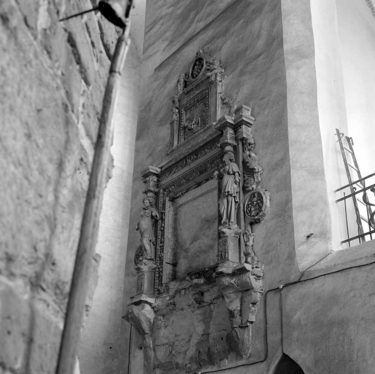 kościół rzymskokatolicki, ob. katedra pw. św. Mikołaja - wnętrze: nagrobek w nawie południowej, skan 1