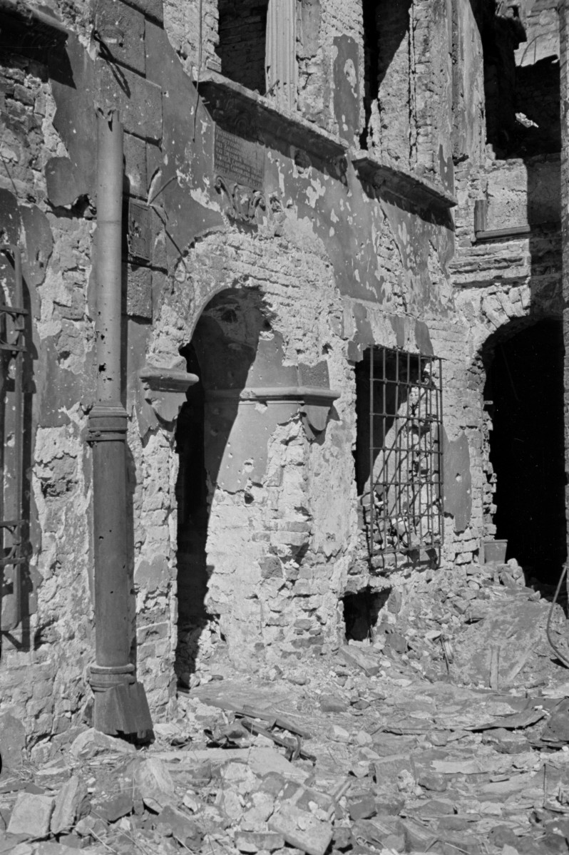 Zniszczona elewacja kamienicy. Portal. Ruiny, skan 1