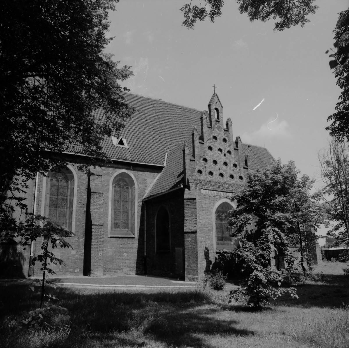 Kościół pobernardyński pw. NMPKP - elewacja boczna z prezbiterium, skan 1