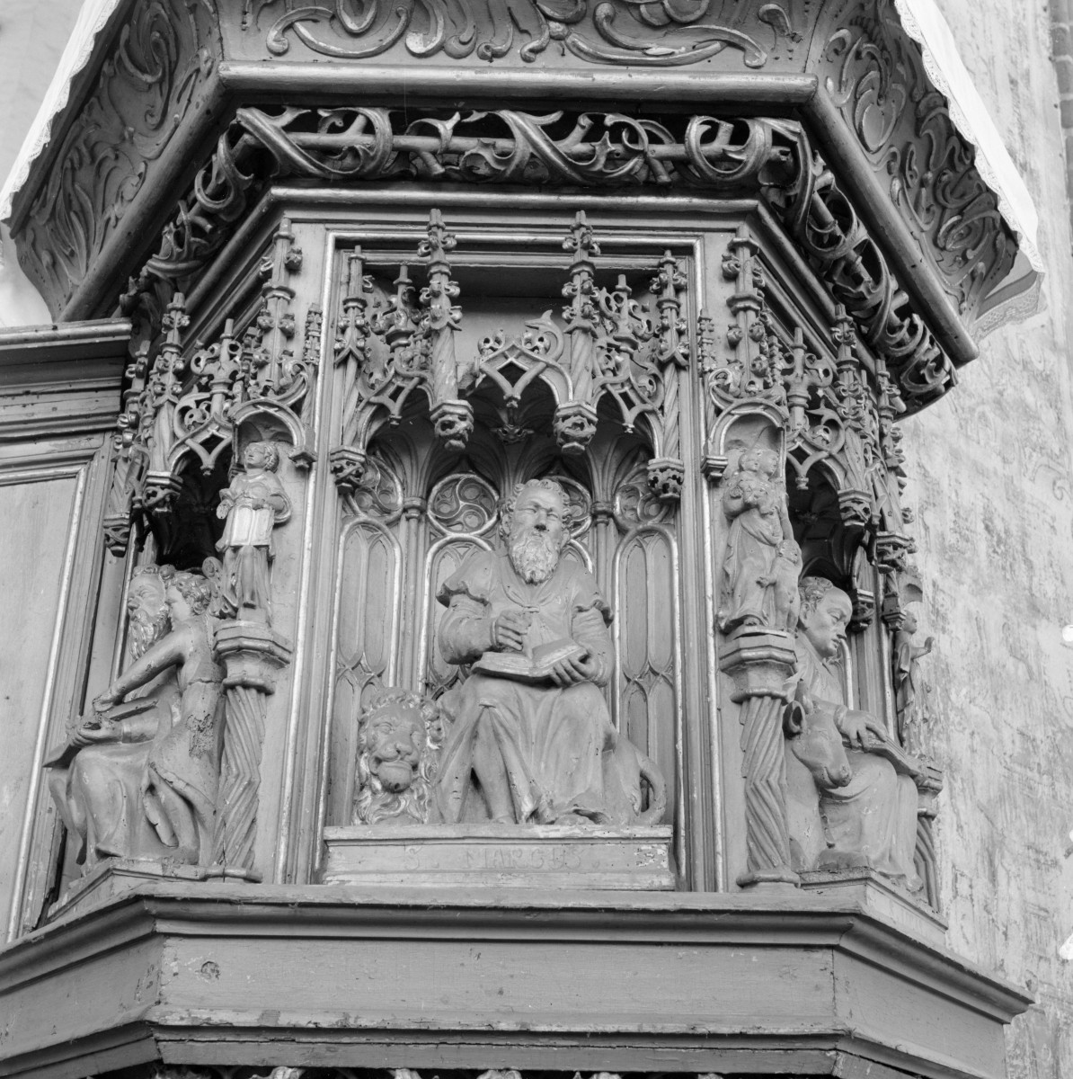 archikatedra pw. Świętej Trójcy - wnętrze: ambona, fragment, skan 1