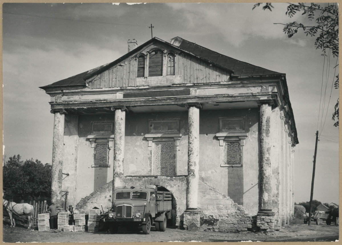 Synagoga - widok ogólny na elewację frontową, skan 1