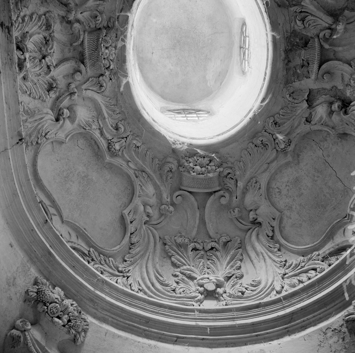 pałac, kaplica - wnętrze:fragment kopuły, skan 1