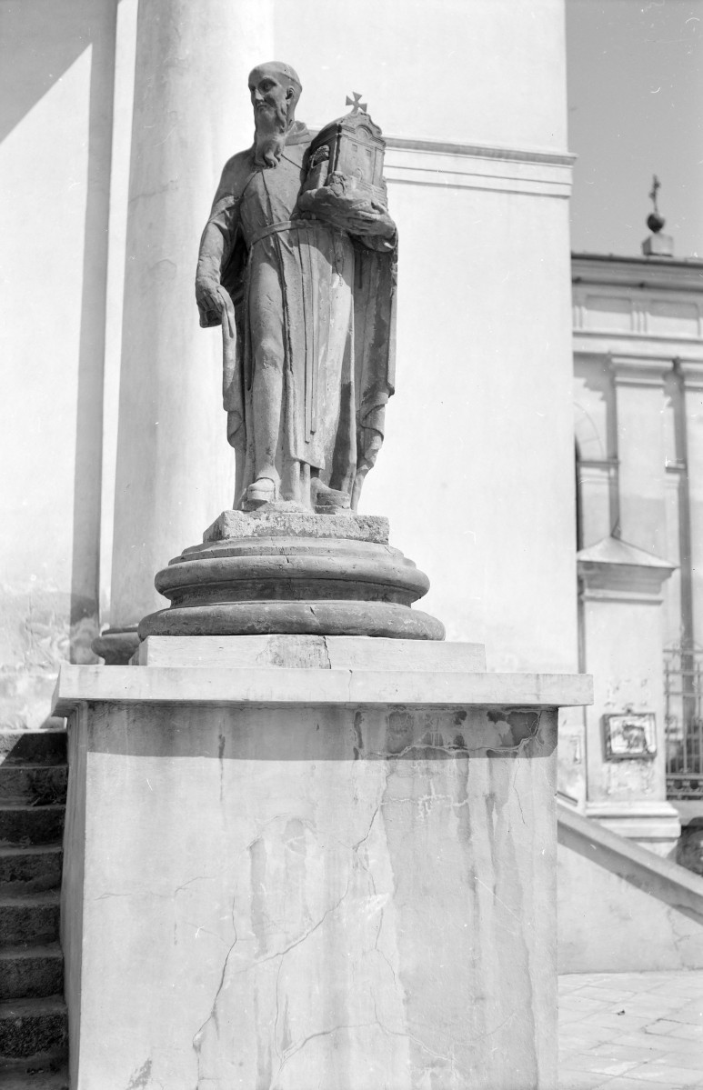 konkatedra św. Aleksandra - elewacja frontowa, figura św. przy portyku, skan 1