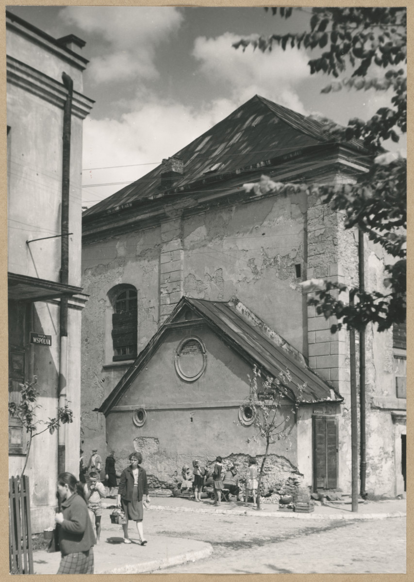 Synagoga - widok zewnętrzny na elewację boczną, skan 1