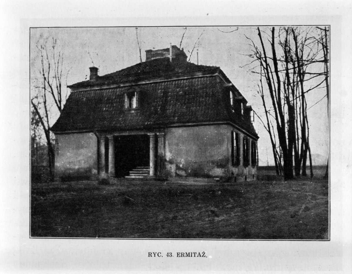 Ermitaż - elewacja południowa portyk z portalem. Widok ogólny. ok. 1925 roku.
Reprodukcja z W. Tatarkiewicz "Pięć studiów o Łazienkach St. Augusta" 1925, skan 1