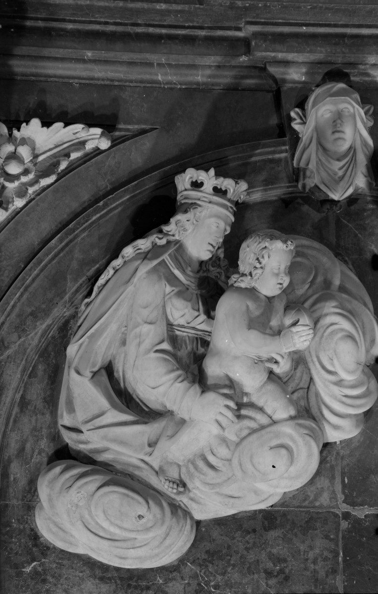 Katedra pw. Wniebowzięcia Najświętszej Marii Panny - wnętrze - kaplica W. Gembickiego (Niepokokalanego poczęcia Najświętszej Marii Panny), ściana południowa, nagrobek W. Gembickiego - "Madonna z Dzieciątkiem" góra, skan 1