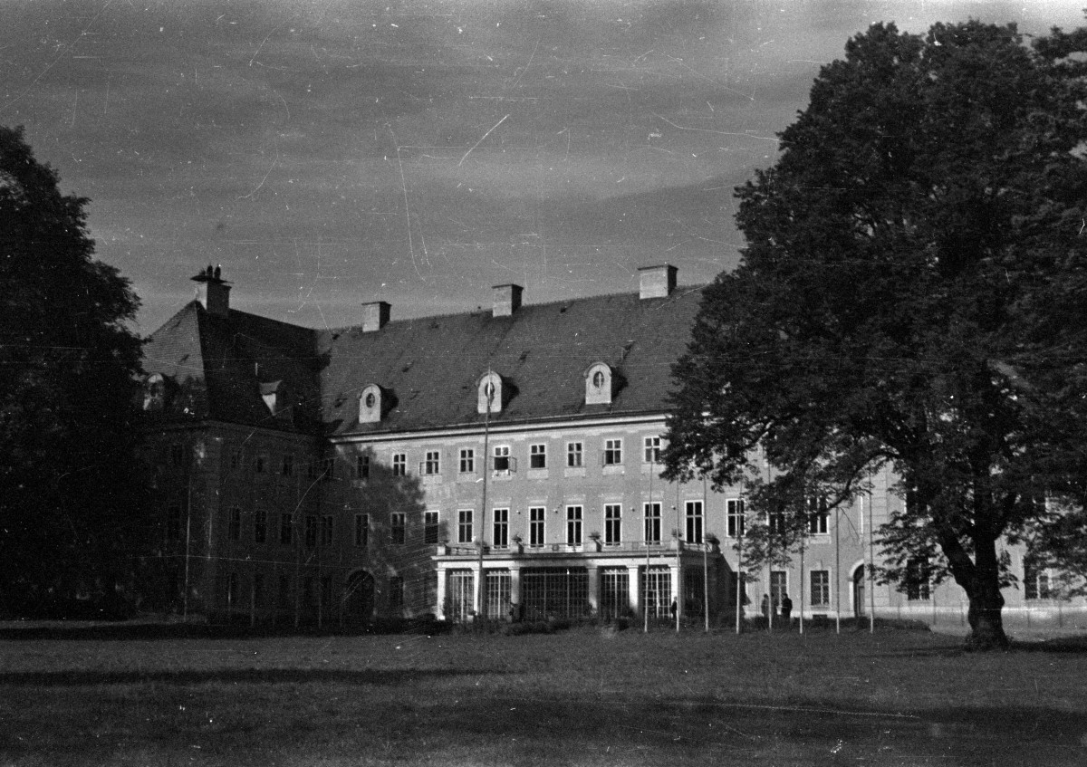 pałac Schaffgotschów - elewacja od strony parku, skan 1