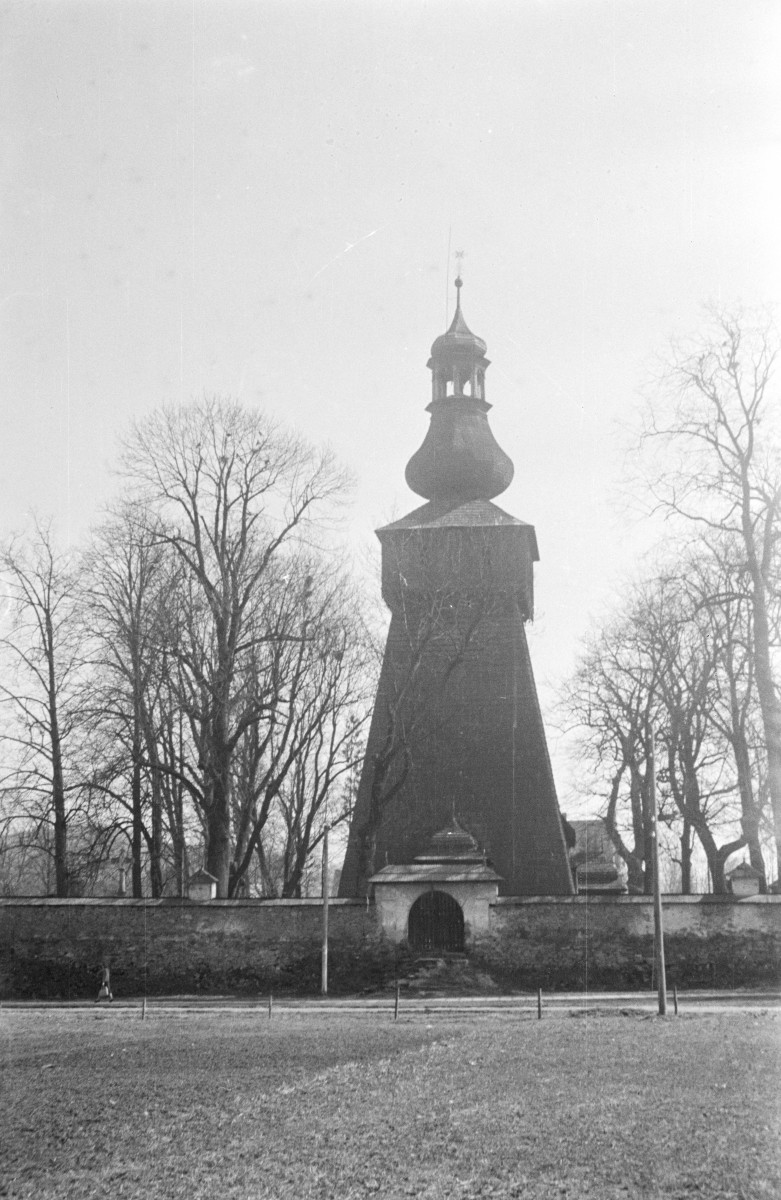 kościół pw. św. Marii Magdaleny, ob. muzeum - elewacja od strony zachodniej, bramka kościelna, skan 1