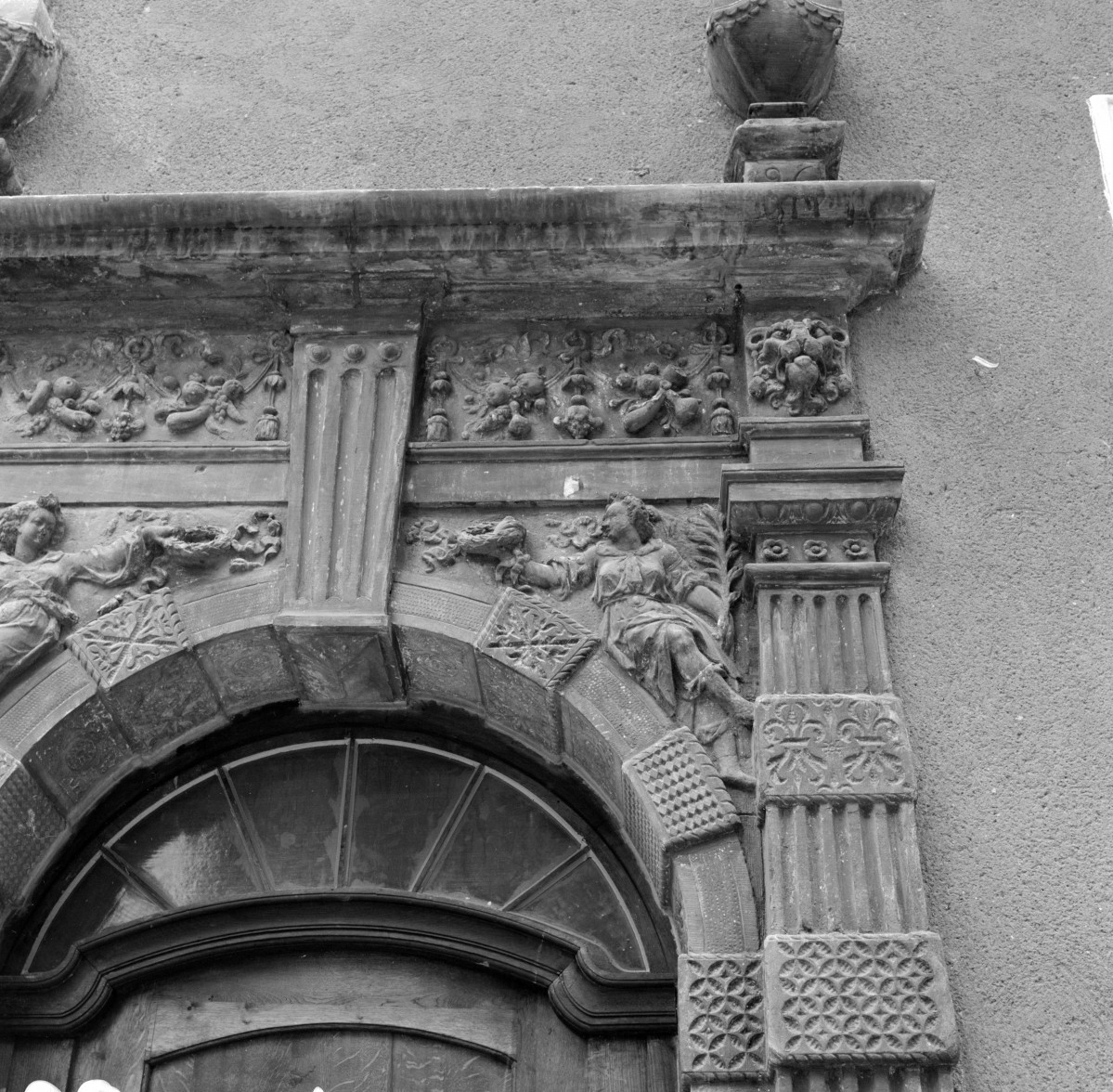 kamienica - elewacja: fragment portalu, skan 1
