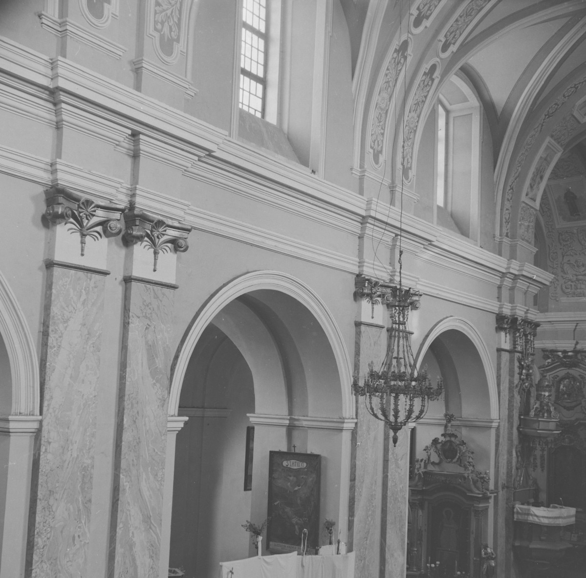 kościół klasztorny kanoników - wnętrze, głowice pilastrów i belkowanie nawy głównej, skan 1