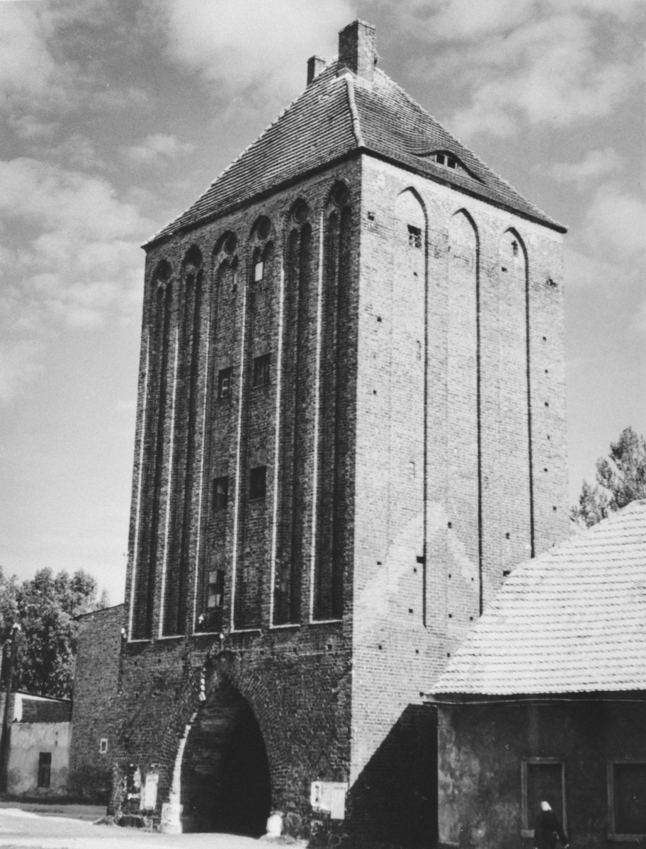 Brama Koszalińska - widok ogólny, skan 1